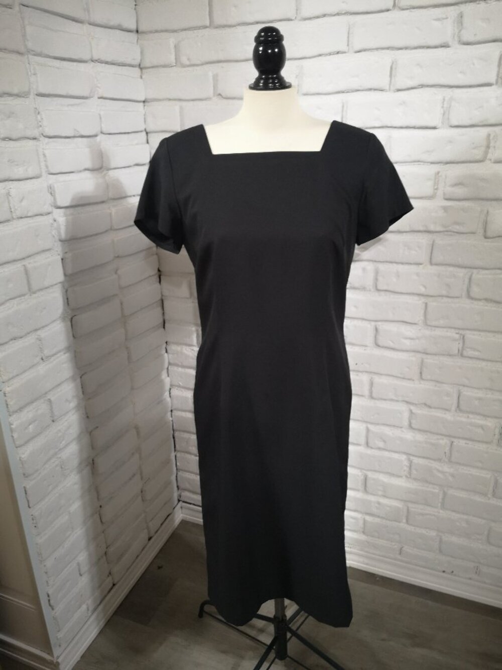 Betty Rubin Moncton Ladies Size Medium Black Made in Canada Lightweight Dress